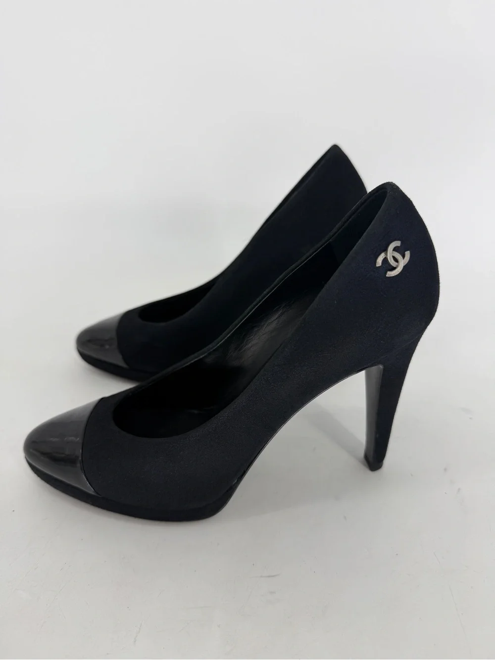 Authentic Chanel Interlocking CC Logo Black Suede Patent Cap Toe Pumps Size 38.5